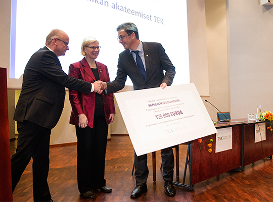 TEKin lahjoituksen vastaanotti Oulun yliopiston rehtori Jouko Niinimäki (oik.). Luovuttamassa TEKin toiminnanjohtaja Heikki Kauppi ja hallituksen puheenjohtaja Marjo Matikainen-Kallström.