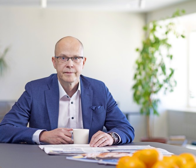 Teemu Hankamäki katsoo kameraan.
