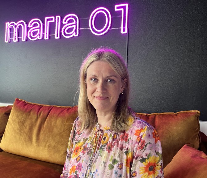 Anne Särkilahti katsoo kameraan.