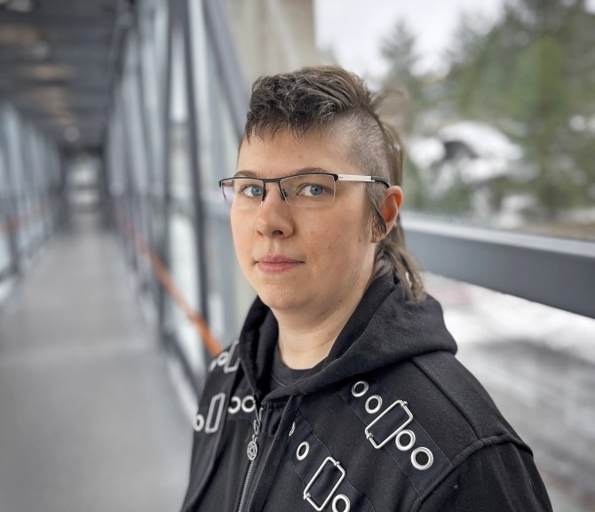 Sysi Järvinen, takana havupuita. 