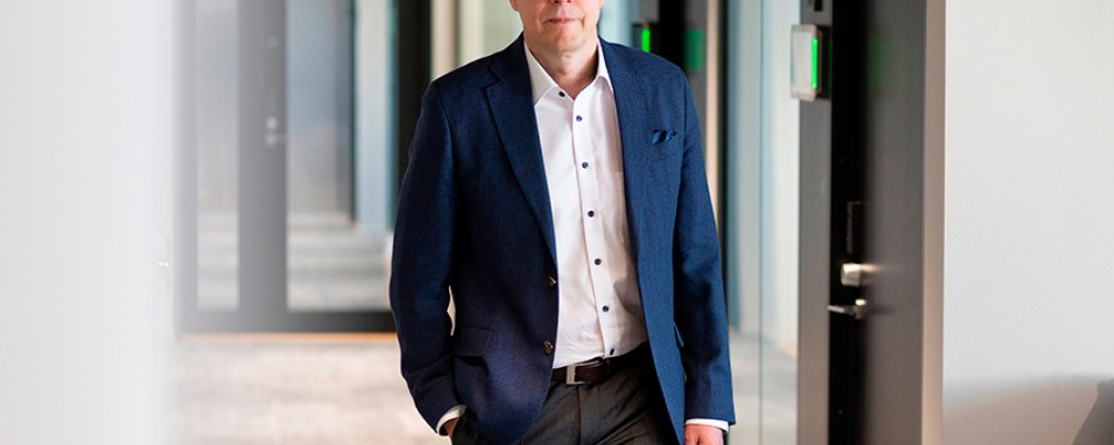 Teemu Hankamäki katsoo kameraan.