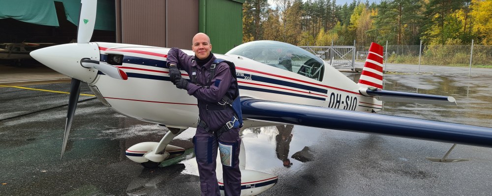 Juho Lahtinen seisoo lentokoneen vieressä