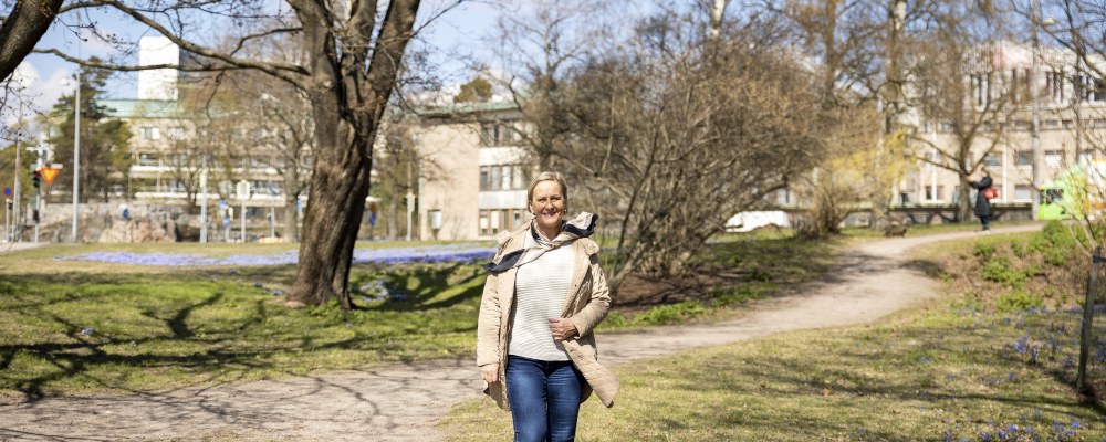 Anne Mykkänen kävelee puistossa
