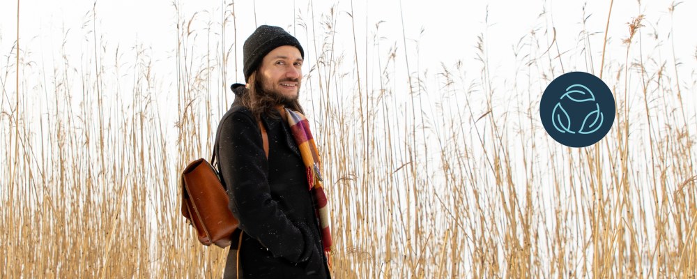 Jussi-Pekka Teini seisoo lumisen kaislikon edessä.