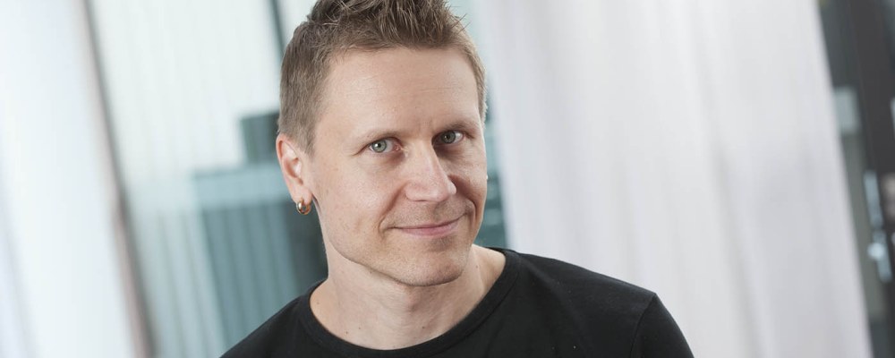 Sami Kanerva henkilökuvassa vaaleaa taustaa vasten.