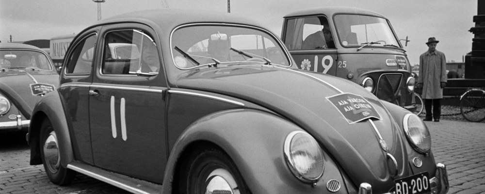 Mustavalkoinen vanha kuva autotapahtumasta Helsingistä.