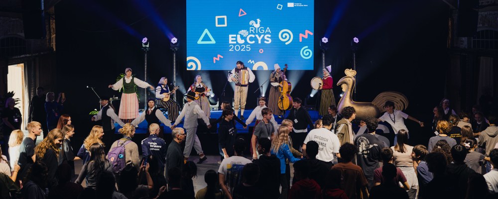 Orkesteri esiintyy nuorille EUCYS-kilpailun tilaisuudessa.