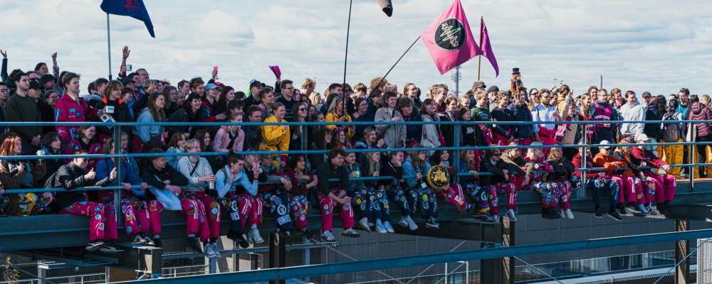 Kumpulan kampuksen vapputunnelmaa, opiskelijoita haalareissaan.
