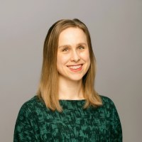 Ehdokaskuva: Mirja hymyilee kameralle, vaaleat hiukset ovat auki ja päällä on vihreä paita.