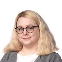 vaaleahiuksinen nainen valkoisessa paidassa