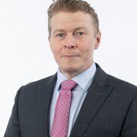 Ylimaailmallisen komea mies vaaleanpunaisessa kravatissa