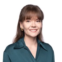 Kuvassa diplomi-insinööri Emma Ringbom, vihreä kauluspaita päällä.