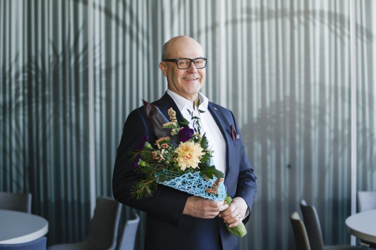 Tuore TEKin hallituksen puheenjohtaja Arto Timperi kukitettuna valinnan jälkeen.