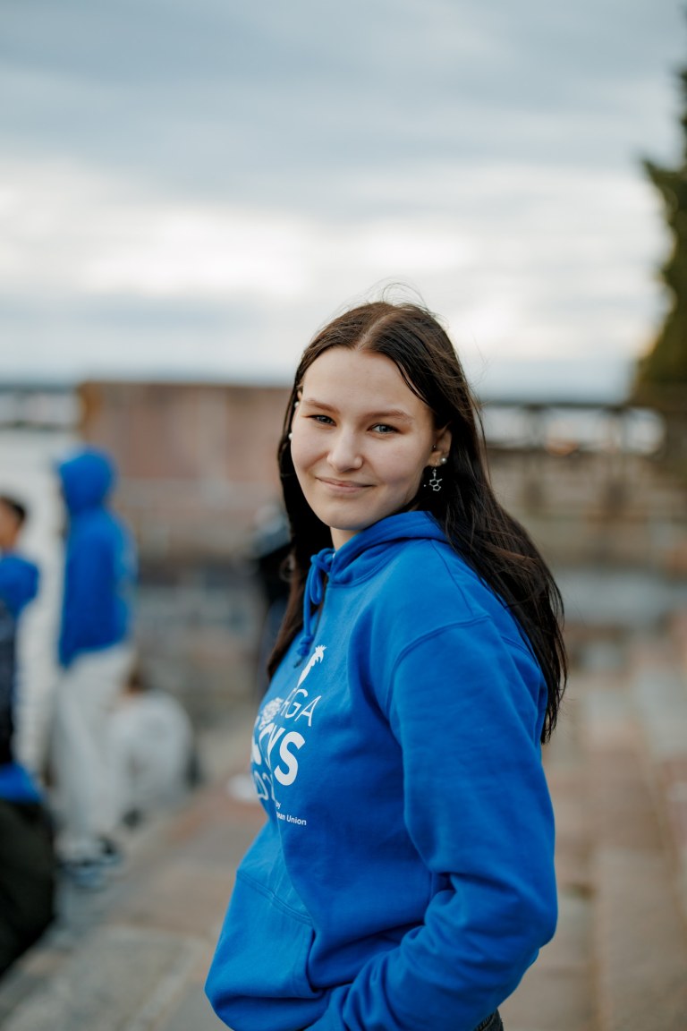 Zofia Järvinen seisoo ulkona sinisessä EUCYS-hupparissa.