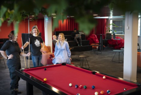 Tekkiläiset pelaamassa biljardia 