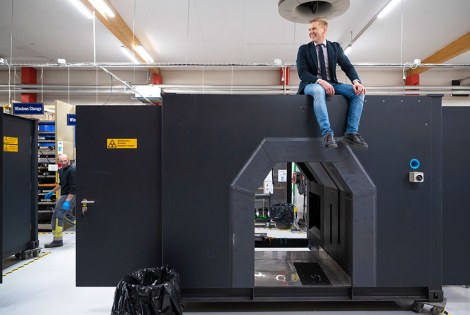 Finnoksen toimitusjohtaja tehtaalla