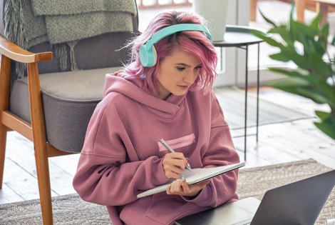 TEKin jäsen on etäyhteydellä tietokoneella ja kirjoittaa muistinpanoja