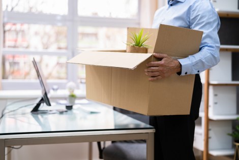 Irtisanottu kantaa pahvilaatikkoa.