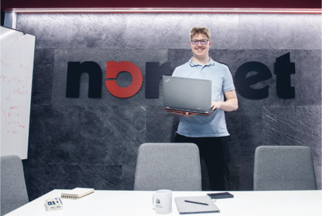 Eemeli Muurainen katsoo kameraan.
