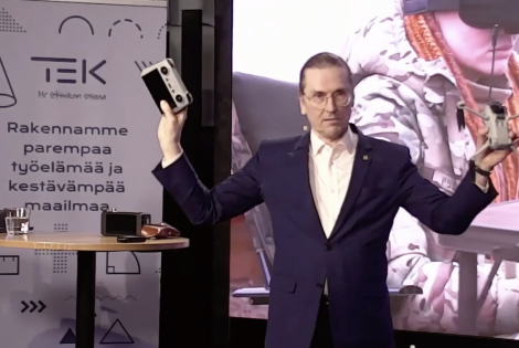 Mikko Hyppönen esittelee droonia.