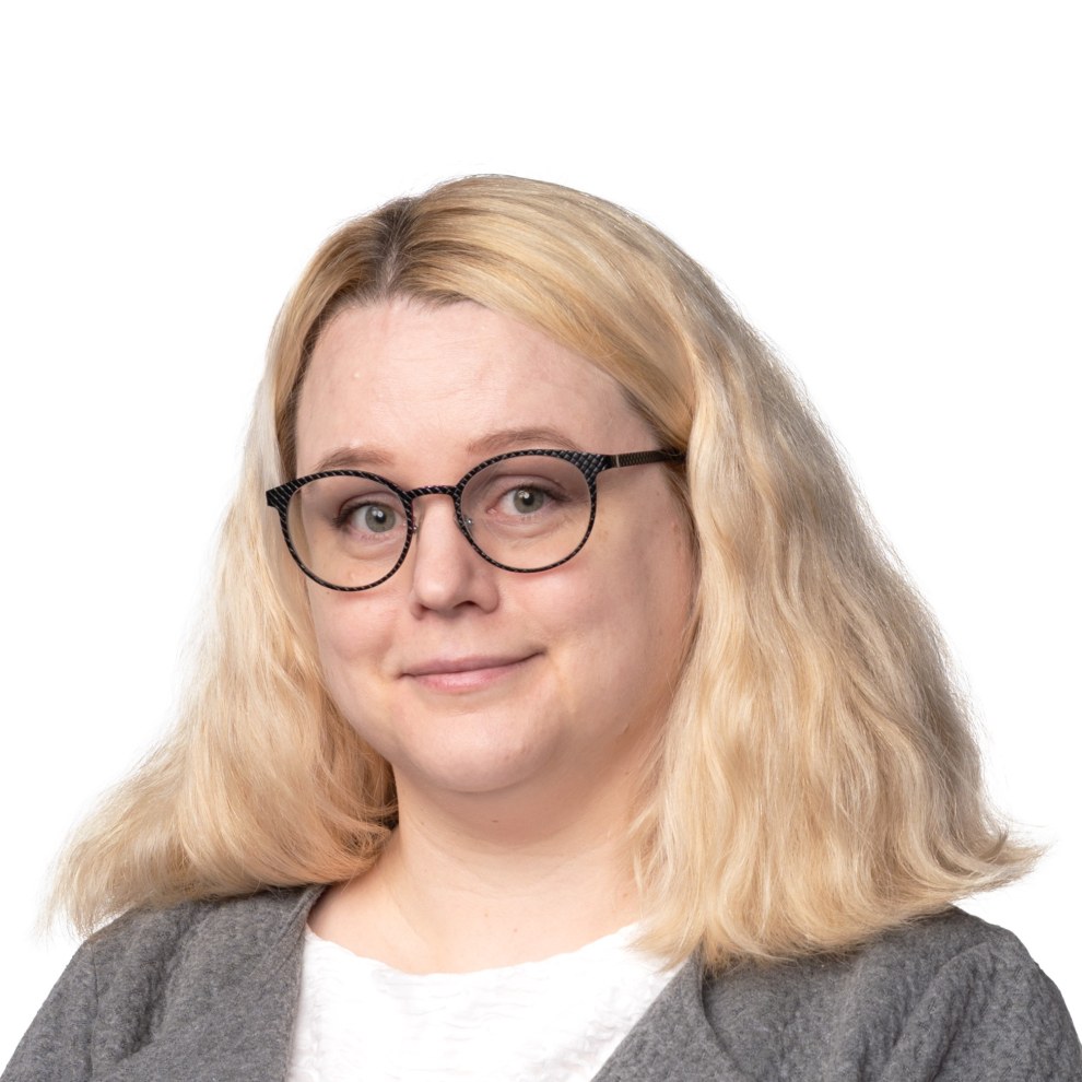 vaaleahiuksinen nainen valkoisessa paidassa