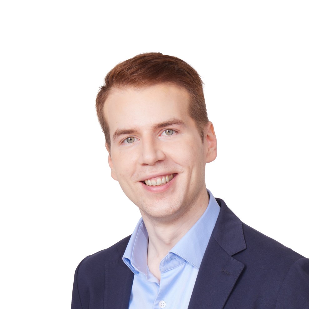 Oskari Iivarinen hymyilevä kasvokuva