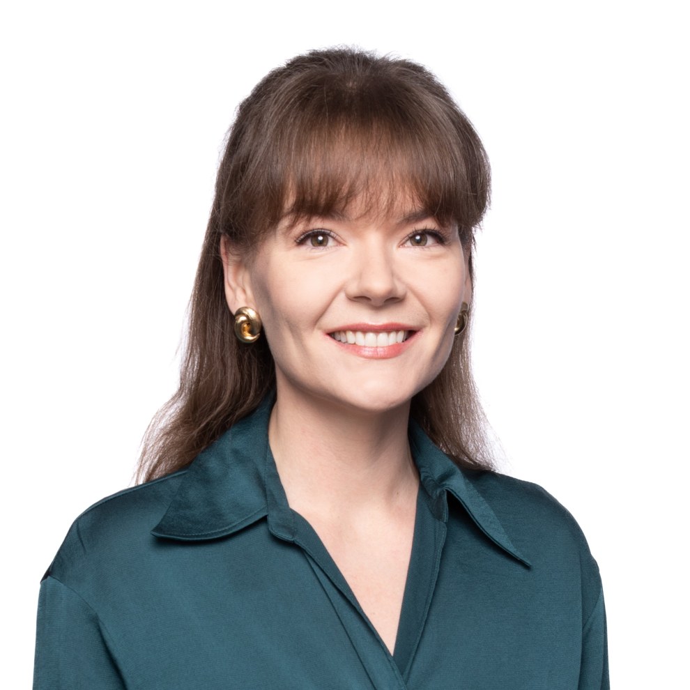 Kuvassa diplomi-insinööri Emma Ringbom, vihreä kauluspaita päällä.