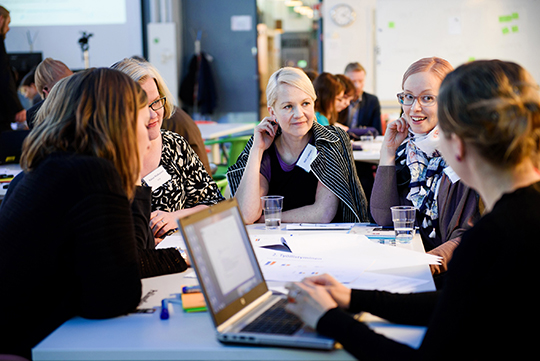 Seminaarissa pohdittiin muun muassa, ovatko opiskelijoille annettavat akateemiset ongelmat liian erilaisia verrattuna yritysten ongelmiin, joihin ei aina ole selvää ratkaisua tai tarpeeksi dataa tarjolla.